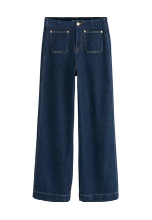 Pantalon en jean bleu foncé à jambes larges avec poches plaquées à l'avant, fermeture par boutons et coutures visibles sur fond blanc.
