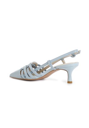 Scarpa slingback azzurro chiaro con punta affusolata, caratterizzata da un design a più cinturini e un tacco sottile. Texture liscia con un interno beige a contrasto.