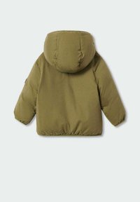 Doudoune vert olive avec capuche, présentant une forme arrondie, des poignets élastiques et une texture extérieure douce. Pas de détail de fermeture visible.