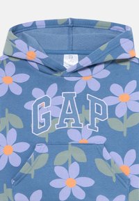 Felpa blu per bambini con margherite light purple e arancioni, foglie verdi, tasca frontale e logo "GAP" in lettere bianche contornate.