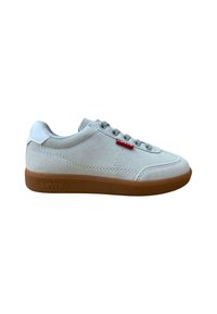 Zapatillas de ante blancas con suela de goma. Presentan cordones grises, costuras en relieve y un pequeño logo de Levi's en rojo en el lateral.