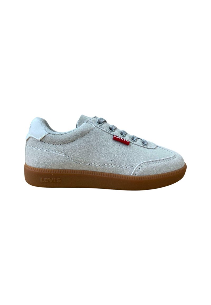 Zapatillas de ante blancas con suela de goma. Presentan cordones grises, costuras en relieve y un pequeño logo de Levi's en rojo en el lateral.