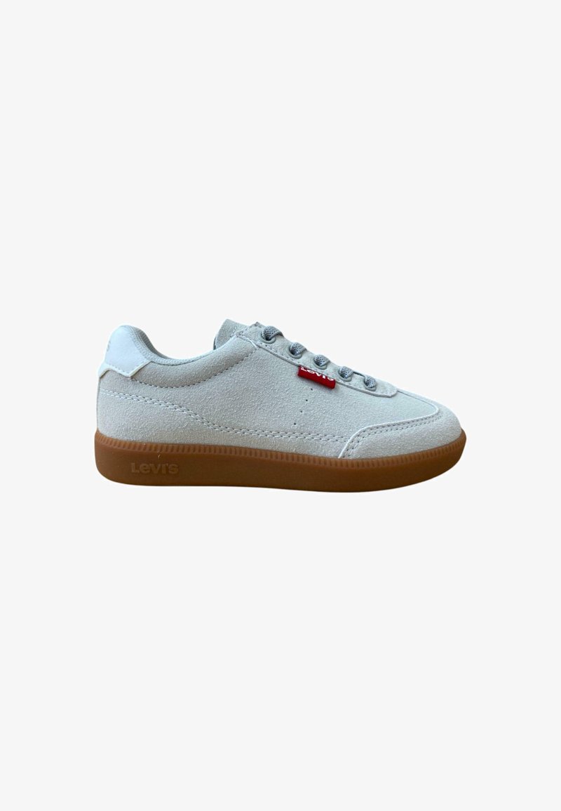 Zapatillas de ante blancas con suela de goma. Presentan cordones grises, costuras en relieve y un pequeño logo de Levi's en rojo en el lateral.
