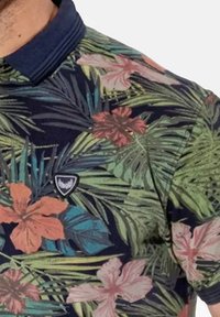 Korte mouwen overhemd met een marineblauwe achtergrond, versierd met levende tropische bloempatronen in roze, oranje en groen; inclusief een blauwe kraag en logo.