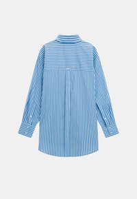 Camicia a maniche lunghe a righe blu e bianche, con colletto classico, polsini con bottone e una piega centrale sul retro per una vestibilità comoda.