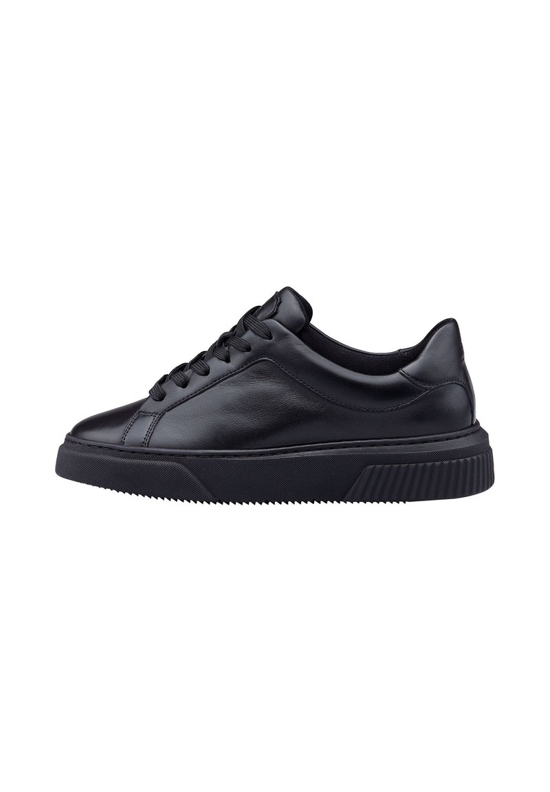 Sneaker in pelle nera con finitura liscia, punta rotonda, suola piatta nera, design a lacci e dettagli di cucitura discreti lungo i lati.