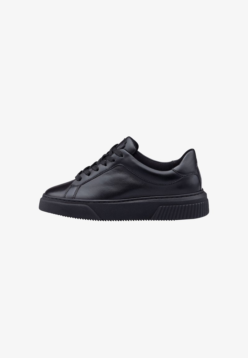 Sneaker in pelle nera con finitura liscia, punta rotonda, suola piatta nera, design a lacci e dettagli di cucitura discreti lungo i lati.