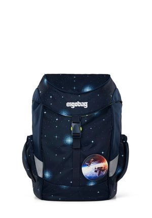 Navy-Rucksack mit sternenförmigem Weltraummuster, verstellbaren Trägern, Klappe oben und Seitentaschen. Enthält eine kreisförmige, raumthematische Grafik.