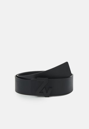 Cinto sintético preto com uma textura suave e um ousado logótipo 'ZV' como fivela. Possui um design elegante e minimalista com uma forma retangular.