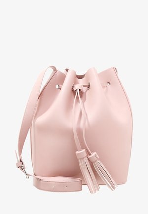 Miękka różowa skórzana torba typu bucket z zapięciem na sznurek, dwoma frędzlami oraz regulowanym paskiem na ramię.