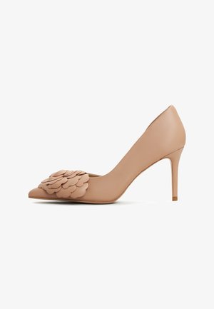 Bež sandala sa visokim potpeticama i špicastim vrhom, s više slojeva ukrasa u obliku cvijeta sprijeda i elegantnom, glatkom završnom obradom.