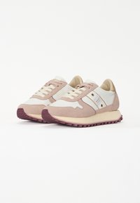 Baskets en daim rose clair et en cuir blanc avec une semelle intermédiaire crème, une semelle extérieure en caoutchouc texturé et des accents sur les côtés ; design lacé.