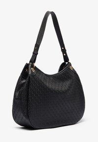 Borsa a tracolla in pelle nera con motivo circolare in rilievo, forma curvata, tracolla regolabile e dettagli in metallo dorato.