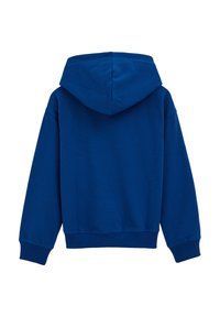 Kék pamut kapucnis pulóver, nagy hátsó kapucnival, szűkített mandzsettákkal és bordázott aljjal. Simaság jellemzi, nincs látható minta vagy díszítés.