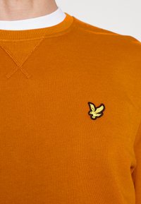 Lyle & Scott CREW NECK - Camisola - ciderbrown