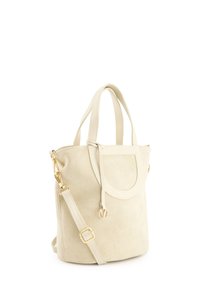 Beige suedetote med en glat tekstur, to øverste håndtag, justerbar rem og en frontlomme. Udstyret med hardware i guld tone.