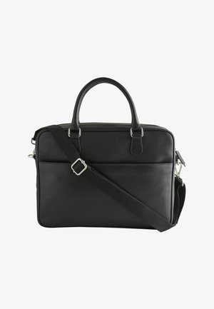 Zwarte leren aktetas met dubbele handvatten en verstelbare schouderriem, rechthoekige vorm, ritssluiting aan de bovenkant en een steekvak aan de voorkant.