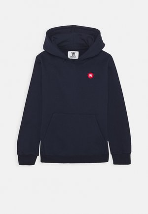 Marineblauer Kapuzenpullover mit Fronttasche, rotem rundem Logo auf der Brust und gerippten Bündchen sowie Saum, hergestellt aus weichem Baumwollmaterial.