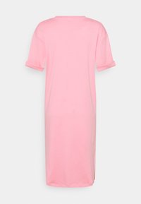 Różowa, krótko rękawowa sukienka wykonana z miękkiego materiału, charakteryzuj�ąca się luźnym fasonem, podwijanymi mankietami oraz rozcięciami po bokach dla dodania szczegółów.