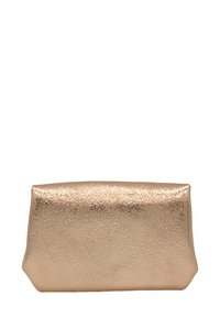 Petite pochette rectangulaire en métal doré avec une surface lisse, légèrement texturée et un design minimaliste.