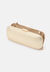 Borsa a mano dorata con design borchiato, forma rettangolare e chiusura metallica. Presenta una tracolla a catena rimovibile e un interno foderato.