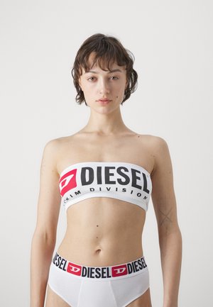 Haut bandeau en coton blanc avec un logo "DIESEL" audacieux en noir et rouge, associé à un sous-vêtement taille haute blanc assorti, avec une taille logo.