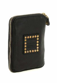 Piccolo portafoglio in pelle nera con zip, decorato con borchie dorate disposte a quadrato al centro della parte anteriore, con testo in rilievo all'interno delle borchie.