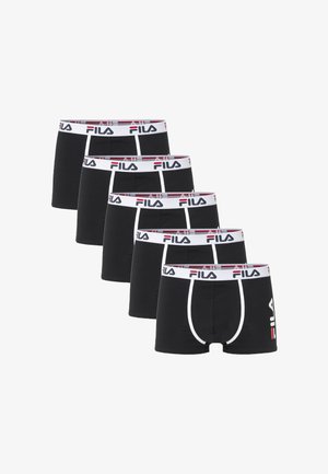 Fünf schwarze Boxershorts mit weißen Taillenbändern und weißen Details, jedes Taillenband zeigt das FILA-Logo in Schwarz und Rot.