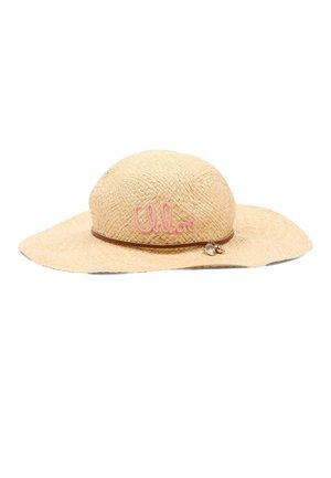 Cappello di paglia intrecciata a tesa larga con ricamo rosa "Chloe" e una sottile fascia marrone con due piccoli ciondoli metallici.