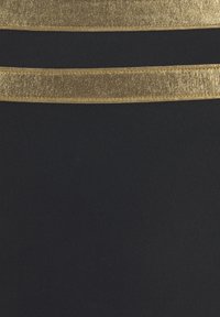 Tissu noir avec deux bandes métalliques dorées horizontales. La texture est lisse avec un léger éclat, ajoutant une touche décorative.