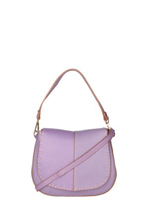 Sac à main en cuir lilas avec une forme courbée, doté d'une longue bandoulière réglable, d'accents marron clair contrastants et de détails de couture visibles.