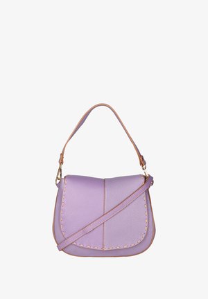 Sac à main en cuir lilas avec une forme courbée, doté d'une longue bandoulière réglable, d'accents marron clair contrastants et de détails de couture visibles.