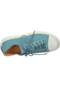 Blaue Wildleder-Sneaker mit einer weißen Gummi-Zehenkappe, Metallösen und hellblauen Schnürsenkeln. Verfügt über eine strukturierte Sohle und einen roten Akzent auf den Schnürsenkeln.