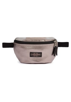 Metallic sølv Eastpak hoftebæltetaske med sort lynlås, to lynlåse og justerbar sort rem.