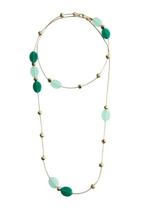 Goldkette mit abwechselnd kleinen goldenen Perlen und großen ovalen Perlen in Hellblau und Blaugrün.