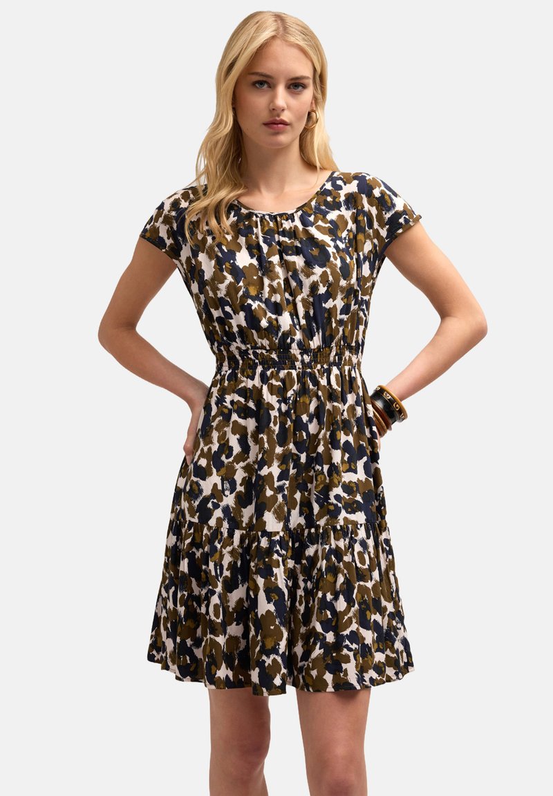 Rochie cu imprimeu floral în crem, măsliniu și bleumarin; mâneci scurte, decolteu rotund, talie elastică, design cu fuste suprapuse, material ușor, croi lejer.