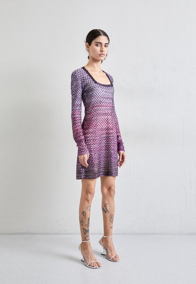 Φόρεμα μακρυμάνικο με τετράγωνη λαιμόκοψη, που διαθέτει σχέδιο ombré από μωβ σε ροζ, κατασκευασμένο από υφασμάτινη πλέξη υφής.