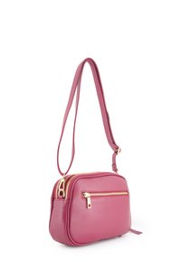 Rosa læder crossbody-taske med en struktureret finish, der har to guld lynlåslommer og en justerbar rem.