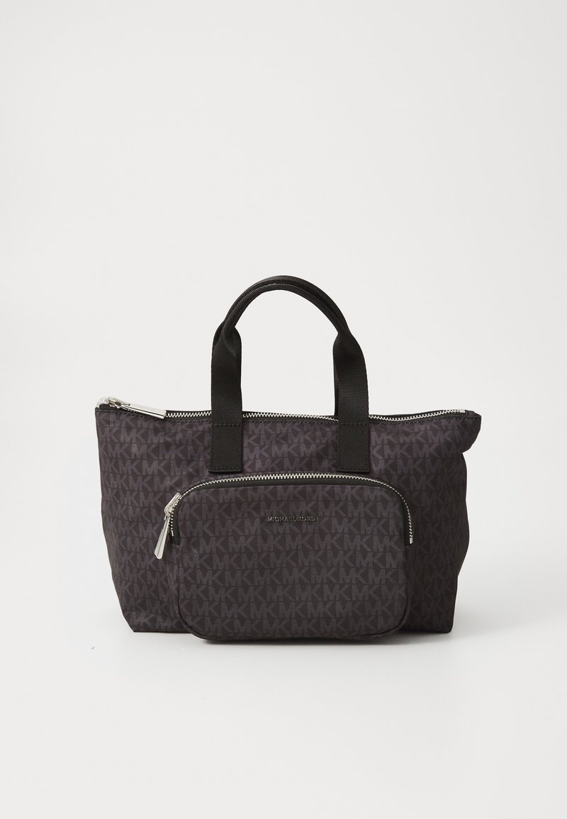 Sac cabas Michael Kors marron foncé avec poignées noires et poche avant zippée, avec motif répété du logo MK et détails de zip argentés.