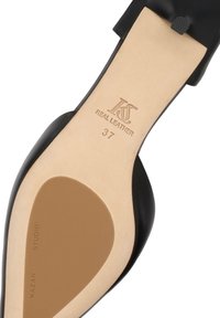 Chaussure plate en cuir noir avec semelle beige, taille 37, marquée "Véritable Cuir" et estampillée "Kazar Studio" sur la semelle.