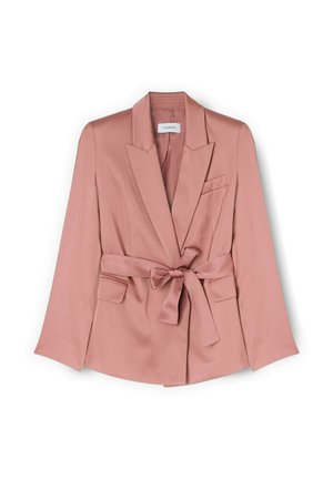 Blazer da donna rosa scuro con finitura satinata, ampi revers, tasche con pattina frontali e cintura in tessuto da annodare in vita.