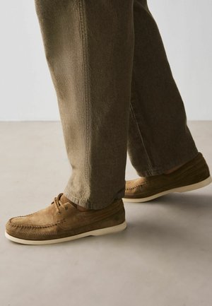 Next, REGULAR FIT - STITCH DETAIL SUEDE BOAT SHOES . - Moccasins - neutral