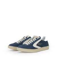 Sneaker blu navy in suede con accenti in pelle bianca, lacci in tessuto e suola in gomma beige. Presenta un logo dorato.