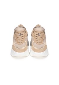 Baskets beiges avec un mélange de matériaux en mesh et en daim, lacets ronds, accents texturés et une semelle épaisse blanche avec un motif de crampons prononcé.