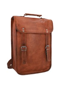 Mochila de cuero marrón con un diseño estructurado, hebillas metálicas, correas y un asa superior. Superficie texturizada con un cierre de solapa.