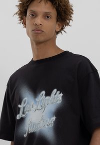 LOW LIGHTS STUDIOS® CHROMATIC - T-shirts med print - black