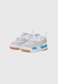 Des chaussures de sport grises et blanches avec des accents bleus, en matériaux en daim texturé et en mesh, présentant des lacets blancs et une semelle en caoutchouc naturel.