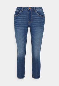 Jeans ajustados hechos de denim oscuro con un lavado ligeramente desgastado. Cuentan con cinco bolsillos, un cierre con botón y un dobladillo deshilachado en los tobillos.