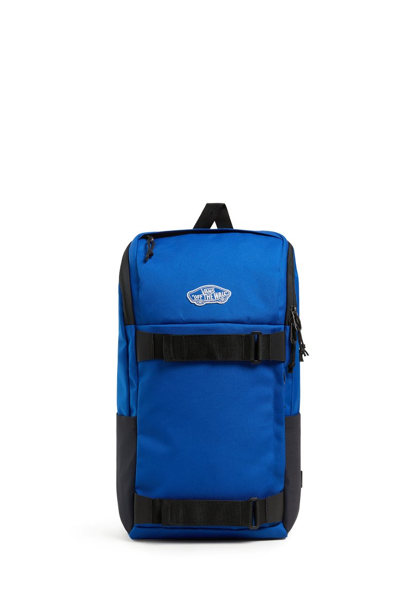Zaino blu con accenti neri, forma rettangolare, realizzato in tessuto resistente, con logo e spallacci regolabili.