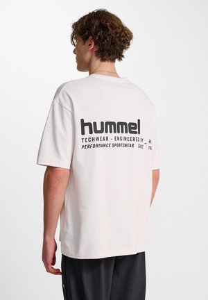 Witte katoenen t-shirt met een losse pasvorm. Heeft gedurfde zwarte branding op de rug. Korte mouwen en een ronde hals, eenvoudig ontwerp.